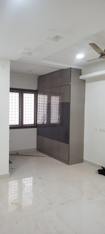 Room in 4 BHK Apartment at Pavani Laxmi Nivas, Madhapur – for Rent