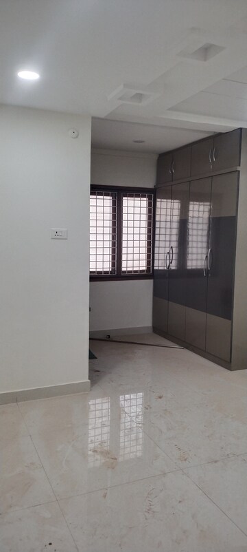 Room in 4 BHK Apartment at Pavani Laxmi Nivas, Madhapur – for Rent