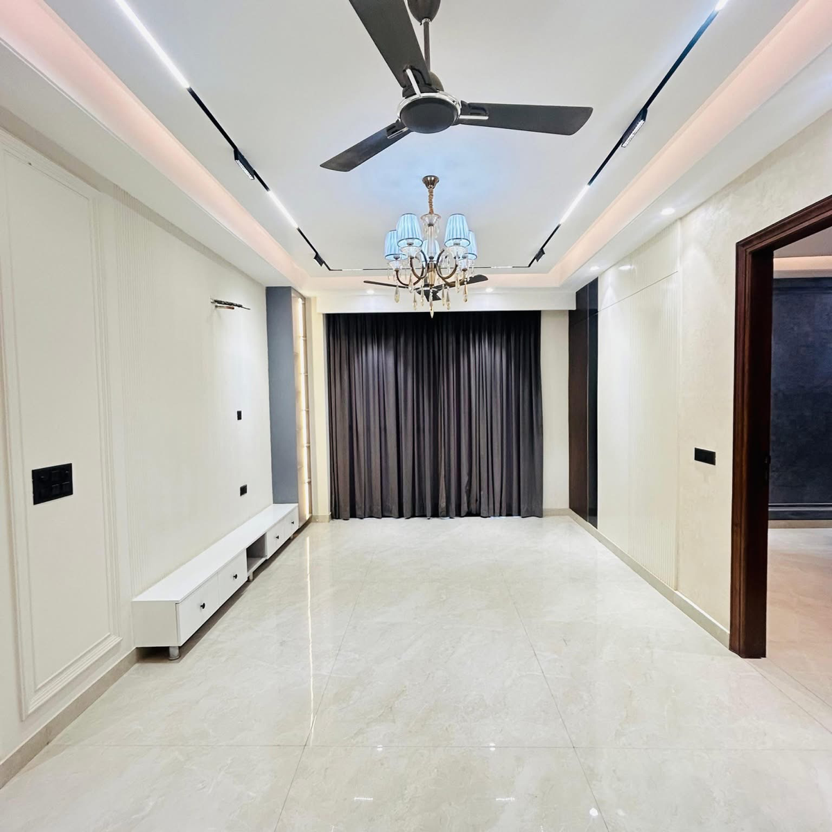 4 BHK + Pooja Room,Servant Room Builder Floor For Sale in Unitech South City II