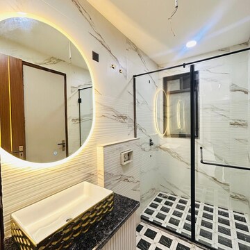 Building Lobby in 4 BHK Builder Floor at Unitech South City II, South City 2 – for Sale