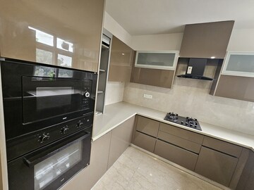 Furnished Amenities in 4 BHK Builder Floor at The Estate Floors, Sector 43 – for Rent