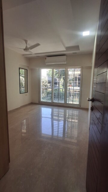 Room in 4 BHK Apartment at Khar West – for Rent