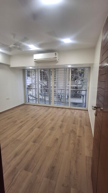 Room in 4 BHK Apartment at Khar West – for Rent