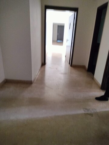 Room in 4 BHK Apartment at Parsvnath Exotica, Sector 53 – for Rent