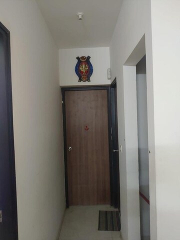 Room in 2 BHK Apartment at Lodha Amara, Kolshet Road – for Rent