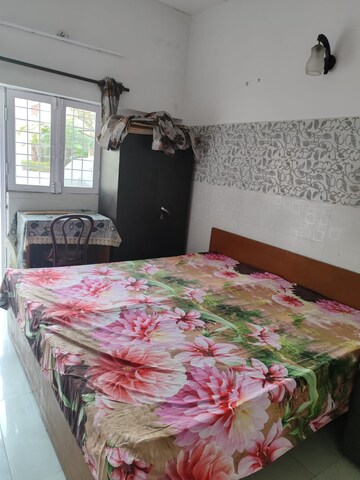 Bedroom in Studio Apartment at Arun Vihar Sector 37, Sector 37 – for Rent