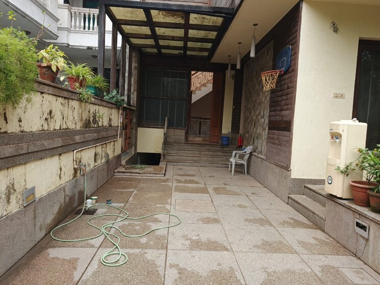  Parking, dlf-atria 5 Bedroom 402 Sq.Yd. Villa In Dlf Phase ii Gurgaon 8303613