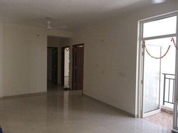 Room in 3 BHK Apartment at Omaxe R2, Gomti Nagar – for Rent