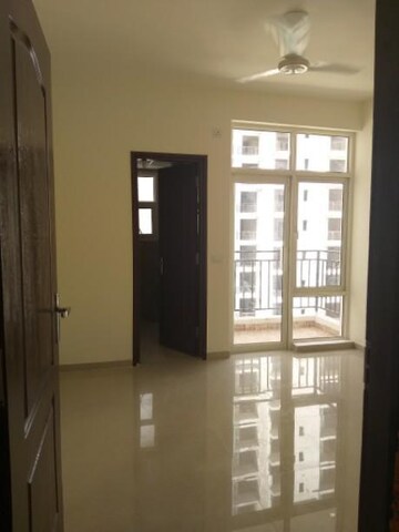 Room in 3 BHK Apartment at Omaxe R2, Gomti Nagar – for Rent