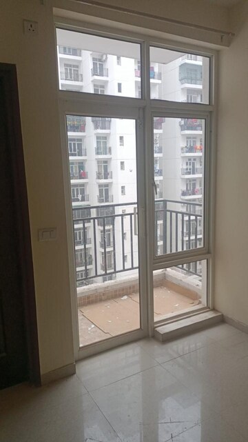 Room in 3 BHK Apartment at Omaxe R2, Gomti Nagar – for Rent
