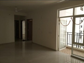 Room in 3 BHK Apartment at Omaxe R2, Gomti Nagar – for Rent