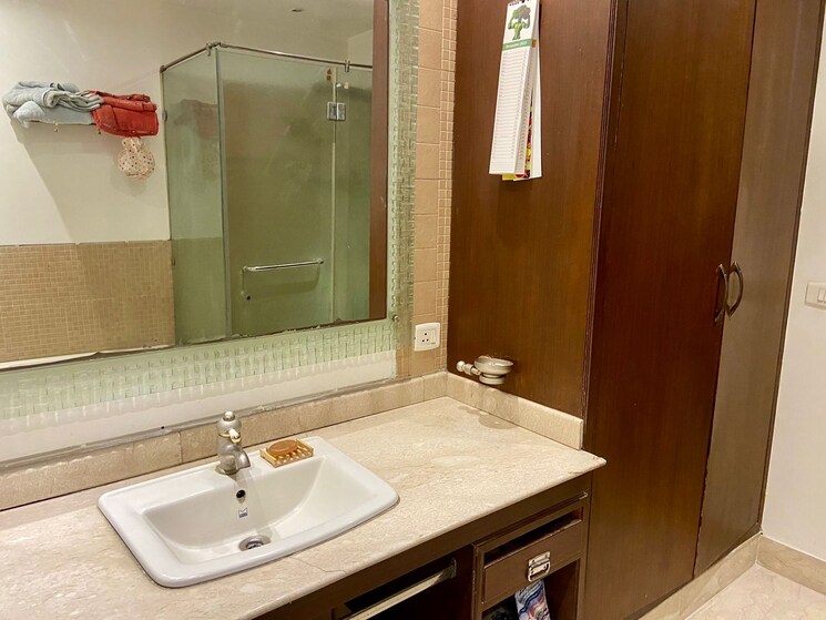 Bathroom, safdarjung enclave 4 Bedroom 2000 Sq.Ft. Builder Floor In Safdarjung Enclave Delhi 8303928