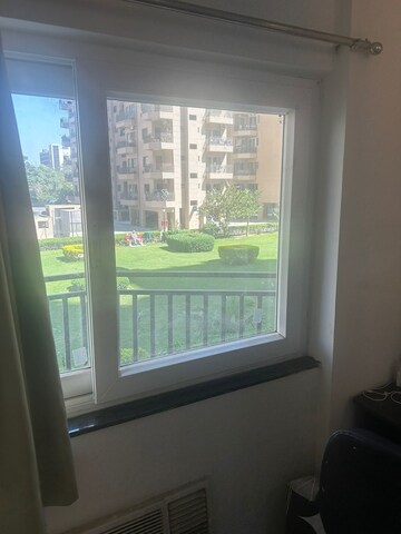 Room in 6+ BHK Apartment at Prithvi Apartment-52, Sector 52 – for Rent