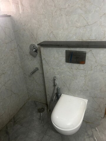 Bathroom in 6+ BHK Apartment at Prithvi Apartment-52, Sector 52 – for Rent