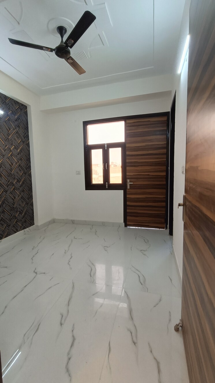 Room, sector 73 2 Bedroom 1050 Sq.Ft. Builder Floor In Sector 73 Noida 8304314
