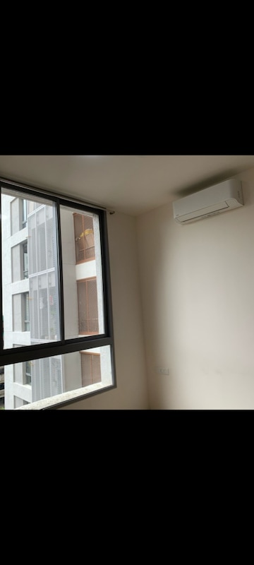 Room in 3 BHK Apartment at Piramal Vaikunth, Balkum Pada – for Rent