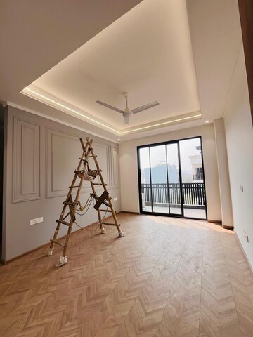 Room in 4 BHK Builder Floor at SS Southend Floors, South City 2 – for Sale