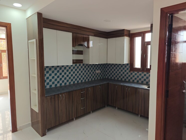 Room, sector 73 2 Bedroom 1000 Sq.Ft. Builder Floor In Sector 73 Noida 8304586