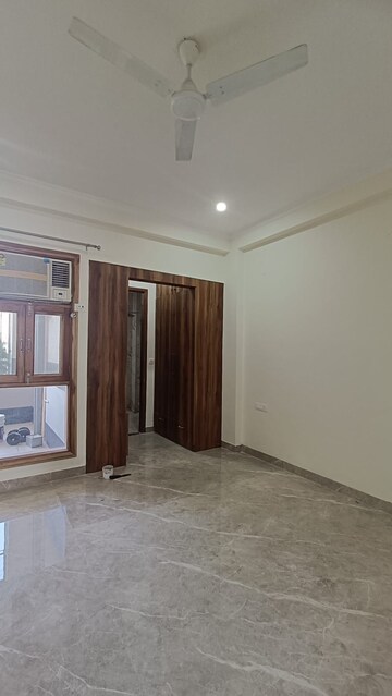 Room in 3 BHK Builder Floor at AEZ Aloha, Sector 57 – for Rent