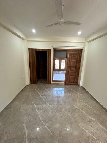 Room in 3 BHK Builder Floor at AEZ Aloha, Sector 57 – for Rent