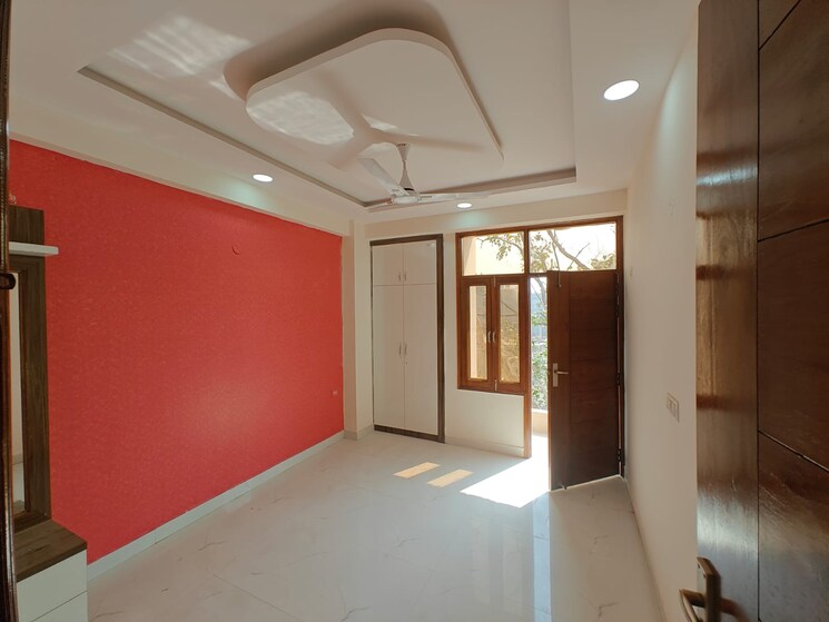 Room, sector 73 2 Bedroom 1000 Sq.Ft. Builder Floor In Sector 73 Noida 8304743