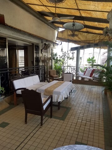 Team Area in 3 BHK Apartment at Khar West – for Rent