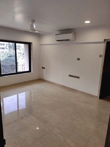 Room in 4 BHK Apartment at Bandra West – for Rent