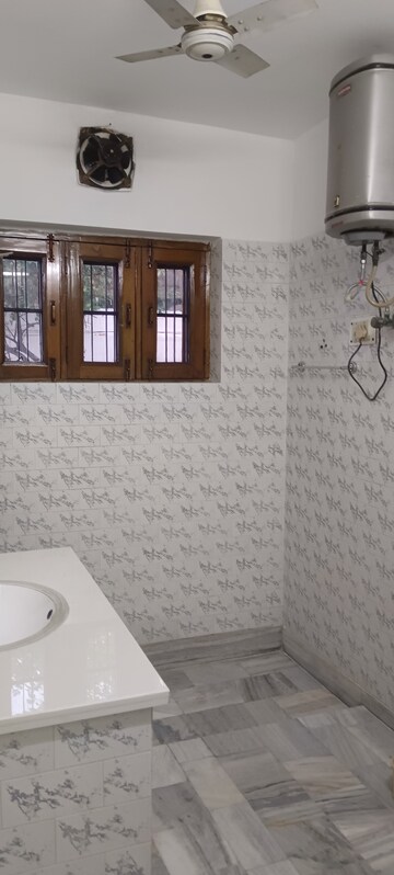 Room in 2 BHK Independent House at Sector 14 – for Rent