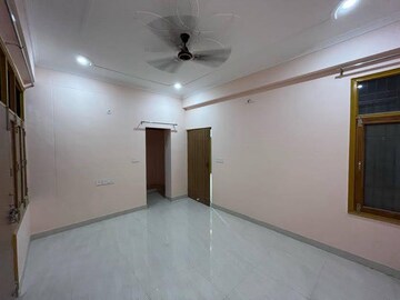 Room in 3 BHK Apartment at Mahanagar – for Rent