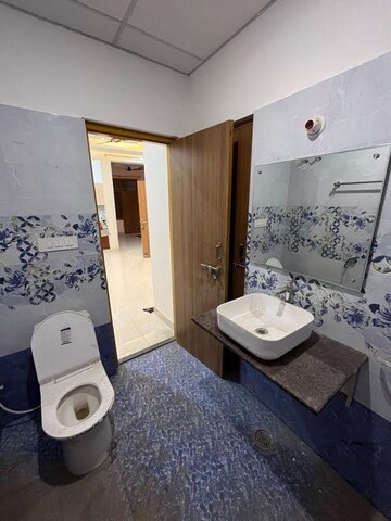 Master Bedroom in 3 BHK Apartment at Mahanagar – for Rent