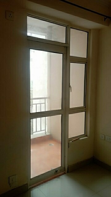 Room in 2.5 BHK Apartment at SG Grand, Raj Nagar Extension – for Rent