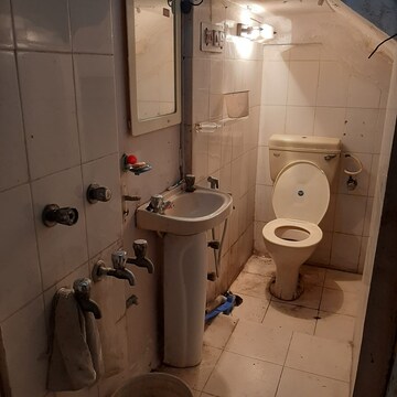 Bathroom in 3 BHK Builder Floor at Green Park – for Rent