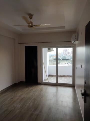 Room in 3 BHK Apartment at MI Riviera Residency, Gomti Nagar – for Rent