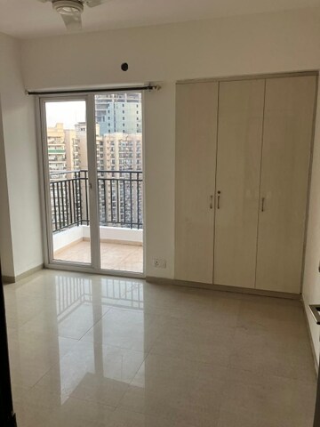 Room in 3 BHK Apartment at Nirala Estate, Tech Zone 4 Greater Noida – for Rent