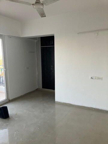 Room in 3 BHK Apartment at Nirala World Estate I, Tech Zone 4 Greater Noida – for Rent