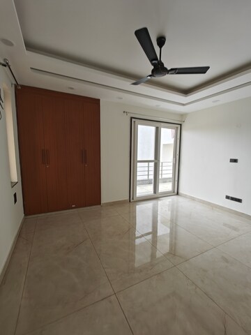 Room in 3 BHK Apartment at Sushant Lok 2, Sector 57 – for Rent