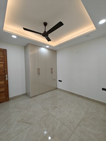Room in 3 BHK Apartment at Sushant Lok 2, Sector 57 – for Rent