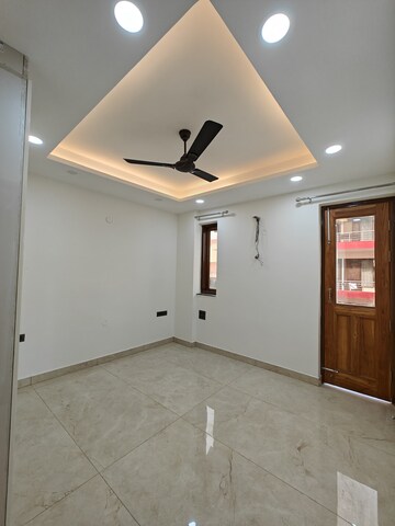 Room in 3 BHK Apartment at Sushant Lok 2, Sector 57 – for Rent
