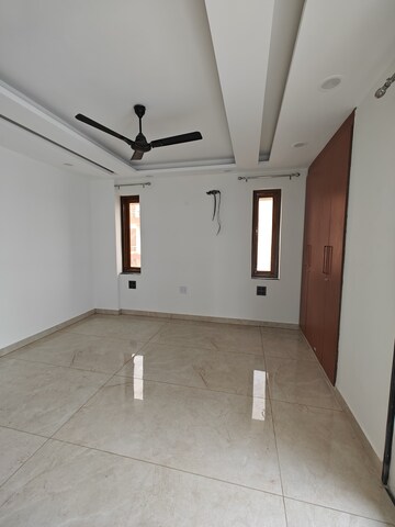 Room in 3 BHK Apartment at Sushant Lok 2, Sector 57 – for Rent