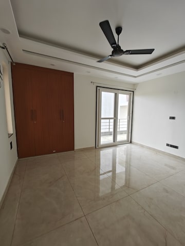 Room in 3 BHK Apartment at Sushant Lok 2, Sector 57 – for Rent