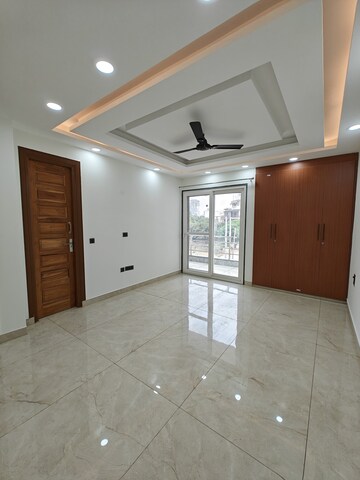 Room in 3 BHK Apartment at Sushant Lok 2, Sector 57 – for Rent