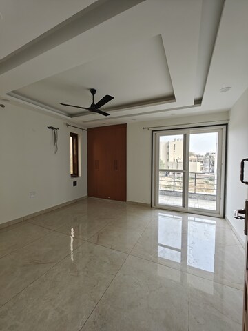 Room in 3 BHK Apartment at Sushant Lok 2, Sector 57 – for Rent