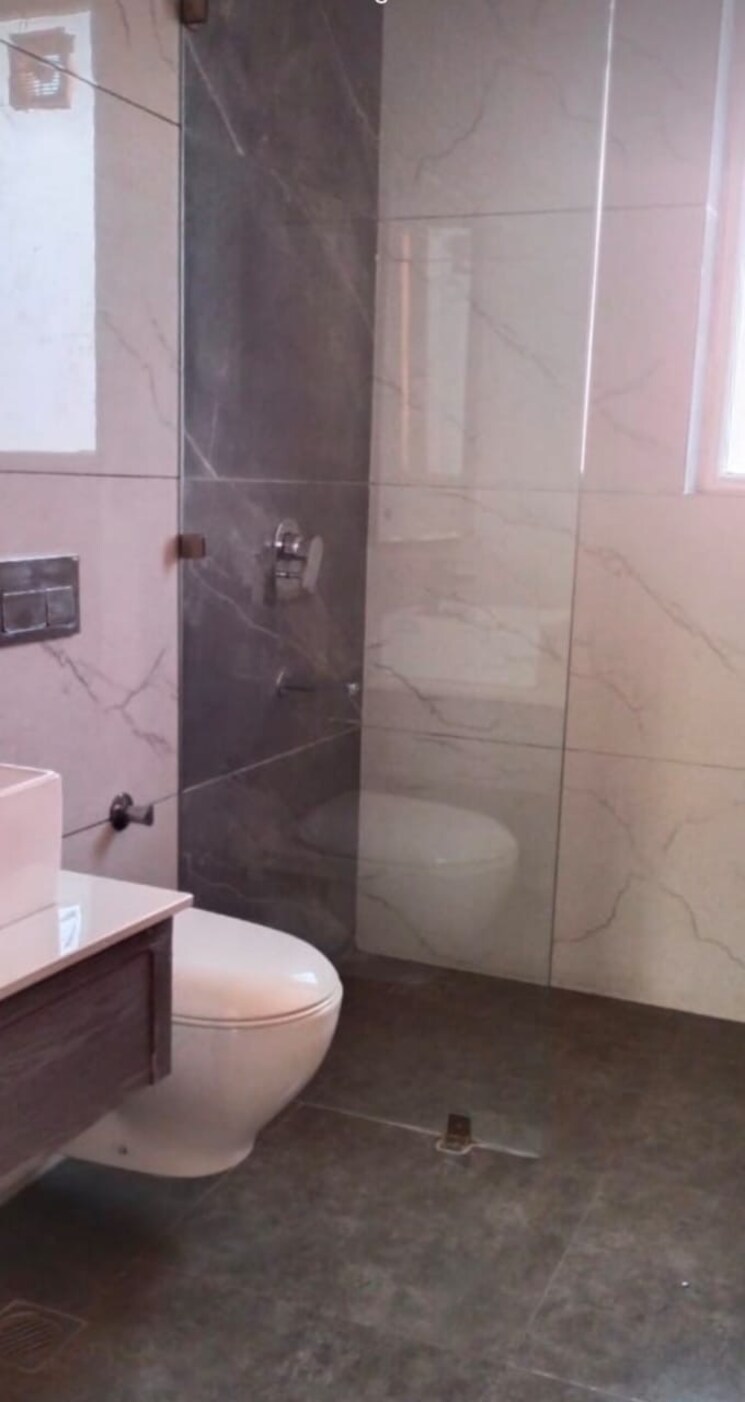 Bathroom, dwarka-complex 3 Bedroom 250 Sq.Yd. Builder Floor In Sector 16 Faridabad 8305615
