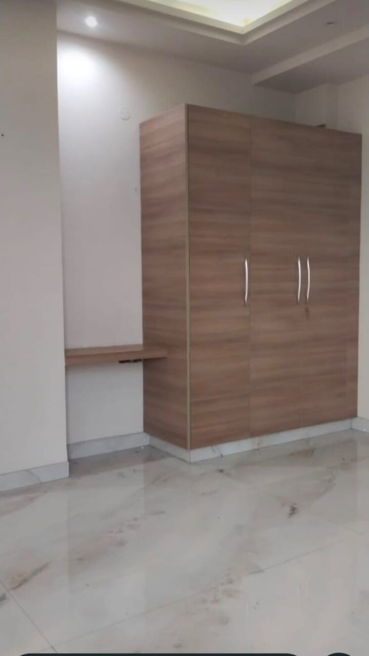 Room, dwarka-complex 3 Bedroom 250 Sq.Yd. Builder Floor In Sector 16 Faridabad 8305615