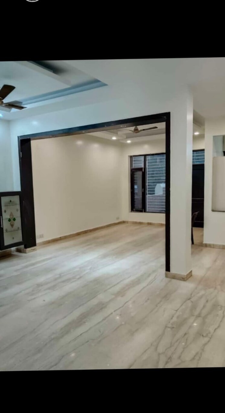 Room, dwarka-complex 3 Bedroom 250 Sq.Yd. Independent House In Sector 16 Faridabad 8305714