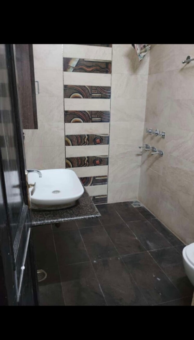 Bathroom, dwarka-complex 3 Bedroom 250 Sq.Yd. Independent House In Sector 16 Faridabad 8305714