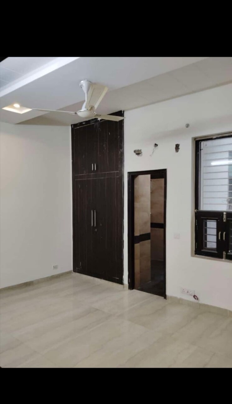 Room, dwarka-complex 3 Bedroom 250 Sq.Yd. Independent House In Sector 16 Faridabad 8305714