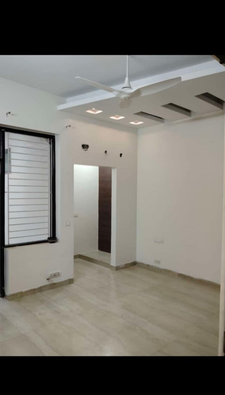 Room, dwarka-complex 3 Bedroom 250 Sq.Yd. Independent House In Sector 16 Faridabad 8305714