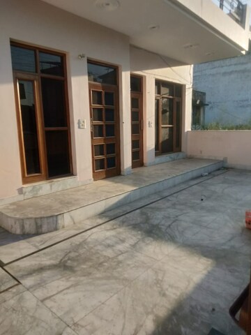 Room in 3 BHK Independent House at Sector 26 – for Rent