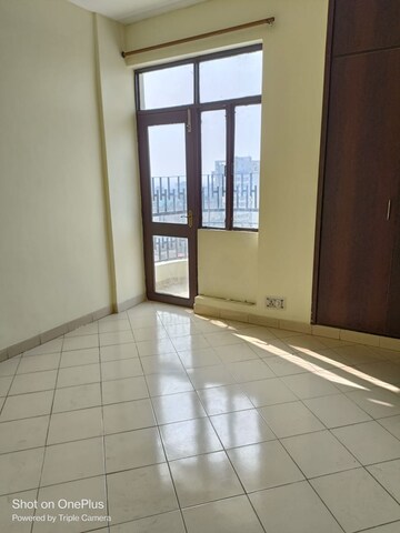Room in 2 BHK Apartment at Maple Heights, Sector 43 – for Rent